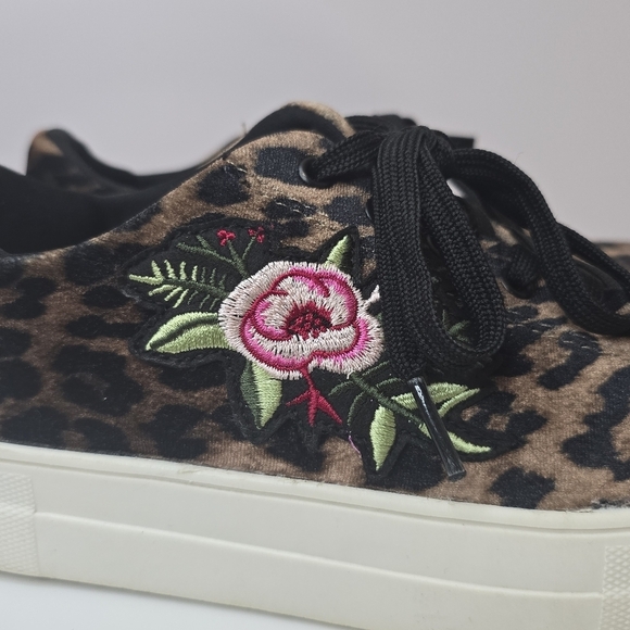 ⭐️40% Off⭐️ Madden Girl Addie Leopard Velvet with Embroidered Rose Sneakers - Picture 7 of 12